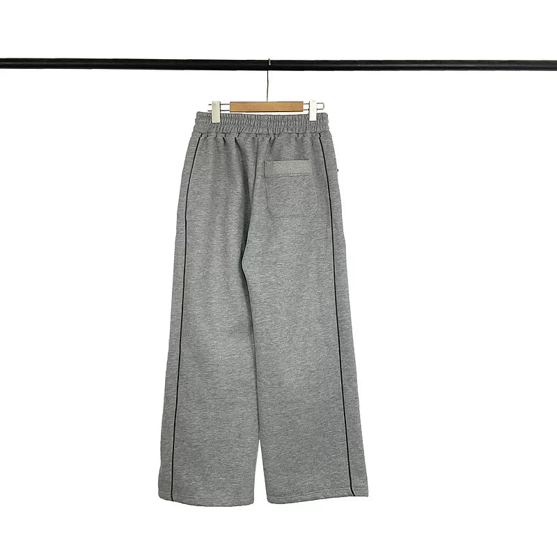 Broken Planet sweatpants are a niche European and American street fashion brand, suitable for both men and women. They are loose and plush straight leg long pants